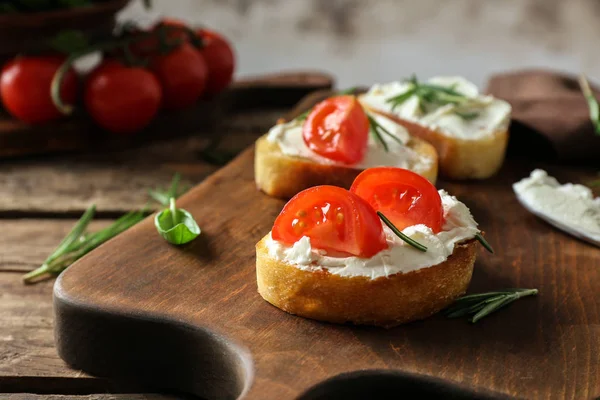 Delicious bruschetta with tomatoes — Stock Photo, Image