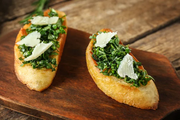 Kıyılmış yeşillikleri ile lezzetli bruschetta