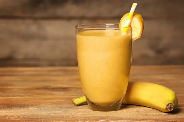 Glas banan milkshake — Stockfoto