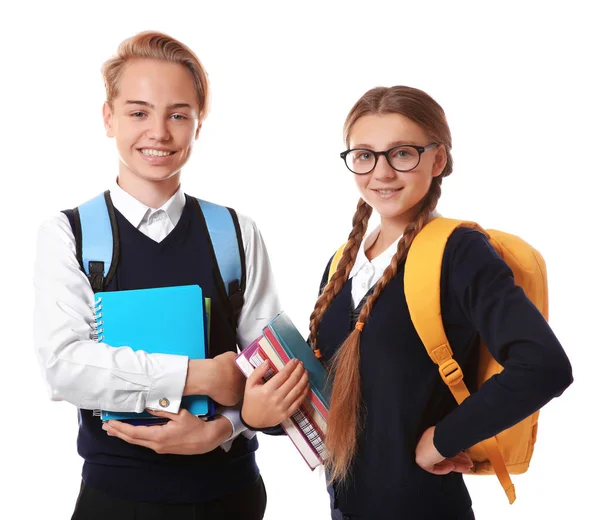 Adolescentes com mochilas segurando livros — Fotografia de Stock