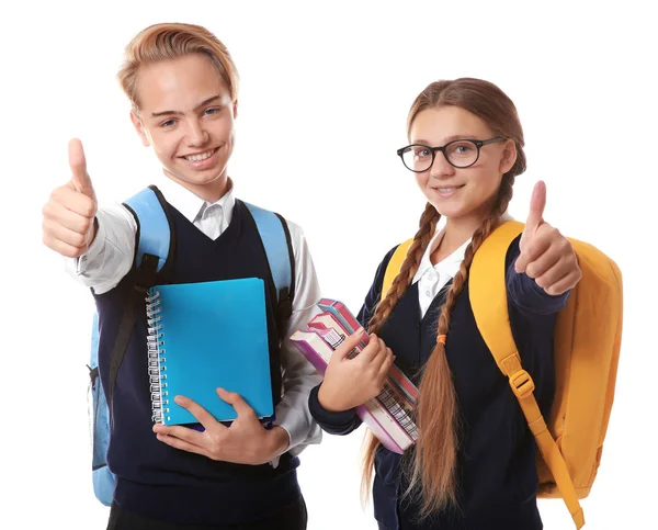 Gençler ile kitap tutan sırt çantaları  