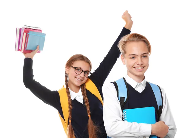 Adolescentes con mochilas sosteniendo libros —  Fotos de Stock
