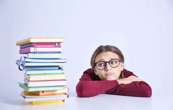 Tienermeisje met stapel boeken — Stockfoto