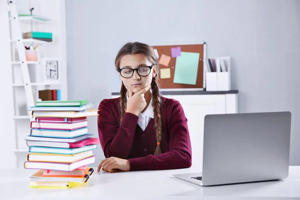 Teenager-Mädchen mit Bücherstapel — Stockfoto