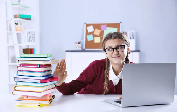 Adolescente chica con montón de libros —  Fotos de Stock