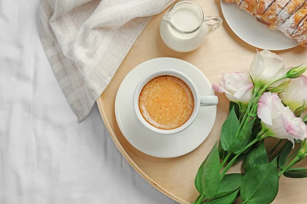 Вкусный завтрак с чашкой кофе — стоковое фото
