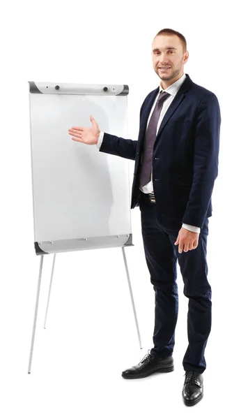 Молодой бизнесмен стоит рядом с флип-чартом — стоковое фото