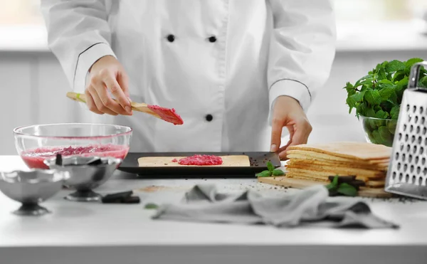 Концепция приготовления пищи с профессиональным кондитером — стоковое фото