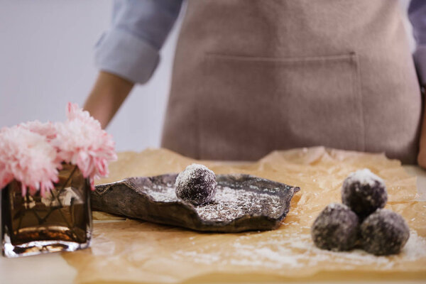 Концепция приготовления пищи с профессиональным кондитером
 