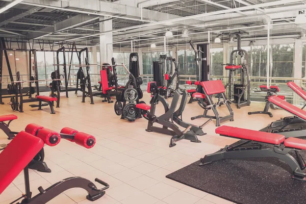 spor salonunda ağırlık kaldırma makineleri