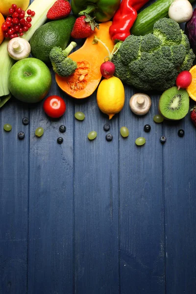 Σετ από φρέσκα λαχανικά, φρούτα και μούρα — Φωτογραφία Αρχείου