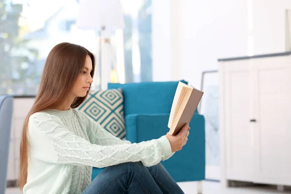 Woman reading book — Stock Photo, Image