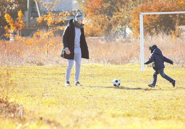 Vader en zoon die voetballen — Stockfoto