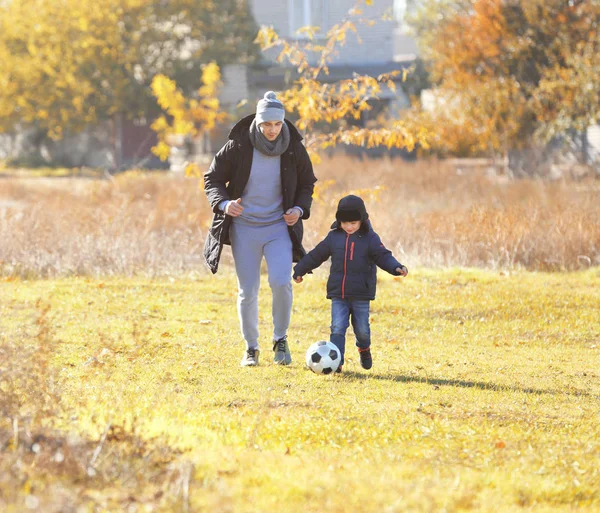 Père et fils jouant au football — Photo