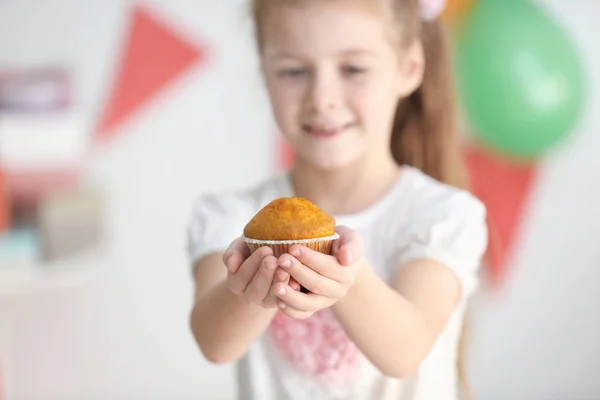 Menina Segurando Saboroso Muffin Fundo Borrado Close — Fotografia de Stock