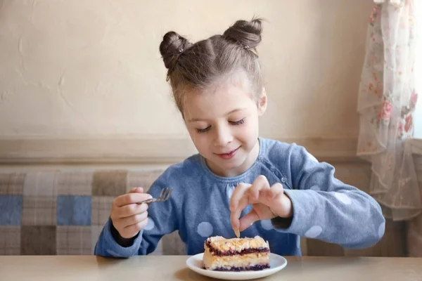 Menina comendo bolo saboroso — Fotografia de Stock