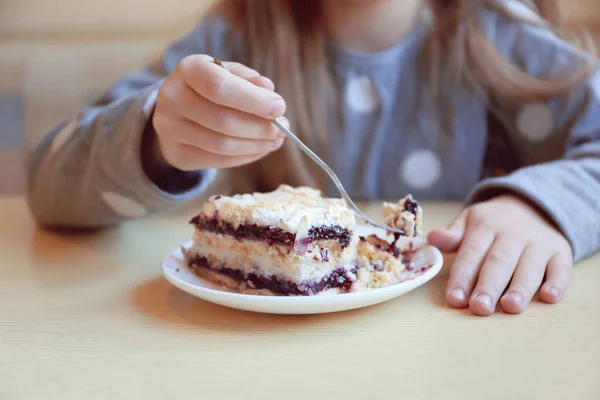 Menina comendo bolo — Fotografia de Stock