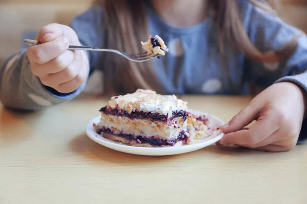 Маленькая девочка ест торт — стоковое фото