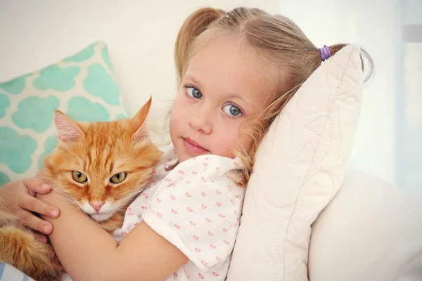 Schattig klein meisje met rode kat — Stockfoto