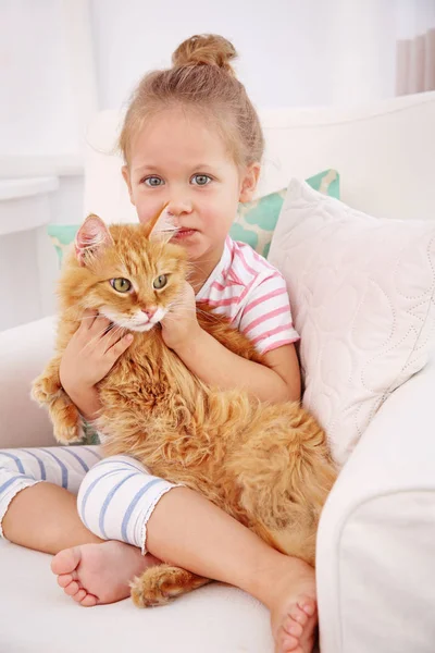 Niedliches kleines Mädchen mit roter Katze — Stockfoto