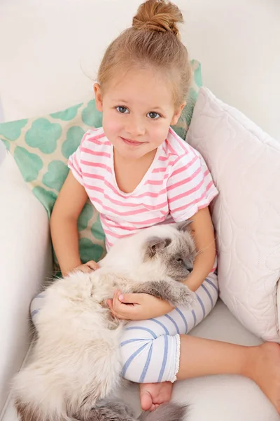 Linda niña con gato esponjoso — Foto de Stock