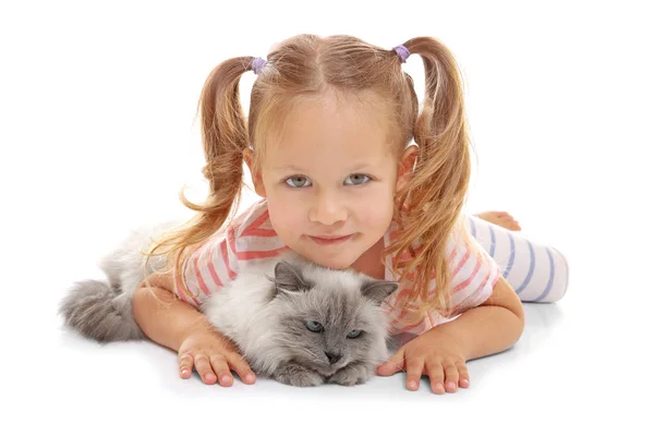 Mała dziewczynka gospodarstwa puszysty kot — Zdjęcie stockowe
