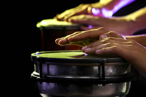 Homens tocando tambor africano — Fotografia de Stock