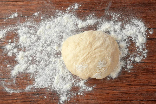 Сырое тесто и мука — стоковое фото