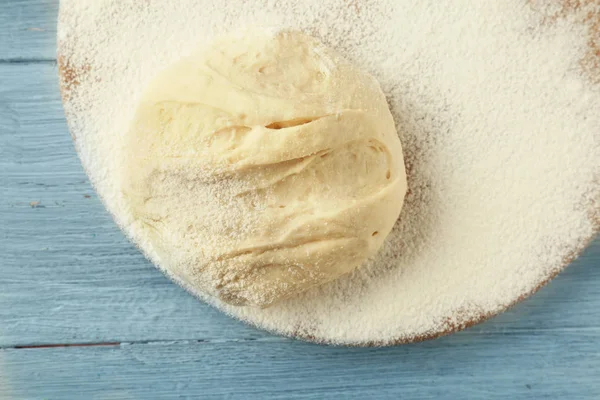 Raw dough and flour — Stock Photo, Image