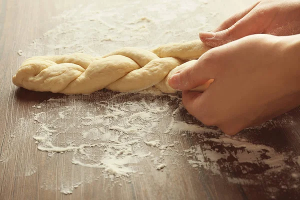 Mulher Preparando Saboroso Pão Trançado Mesa Cozinha Close — Fotografia de Stock