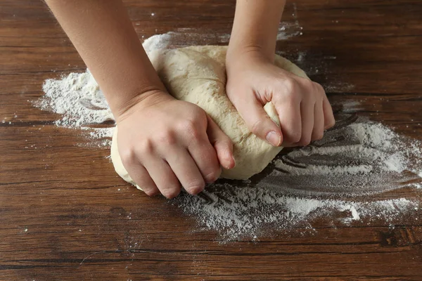 Woman kneading dough — Stock Photo, Image