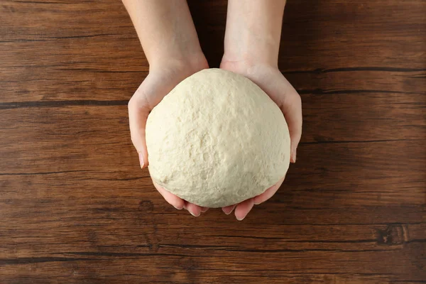 Hands holding raw dough — Stock Photo, Image