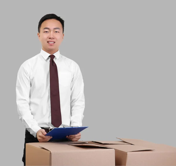 Hombre asiático con portapapeles — Foto de Stock