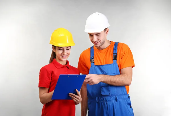 Warehouse Workers Clipboard Discussing Something Light Background — Stock Photo, Image