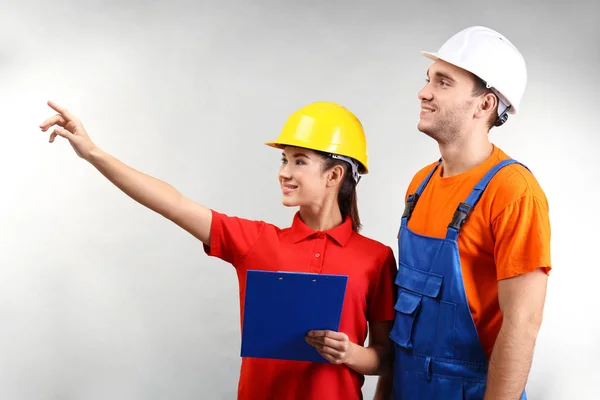 Warehouse Workers Clipboard Discussing Something Light Background — Stock Photo, Image