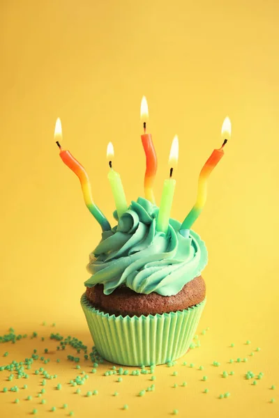 Cupcake de aniversário com velas — Fotografia de Stock