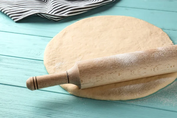 Rolling pin with dough — Stock Photo, Image