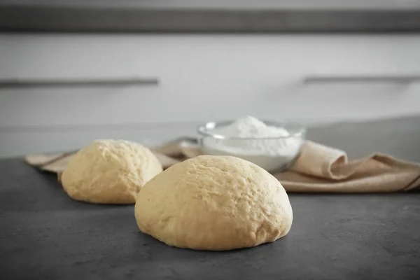 Сырое тесто для пекарни — стоковое фото