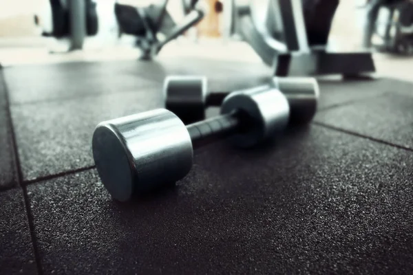 Par de mancuernas en el suelo en el gimnasio —  Fotos de Stock