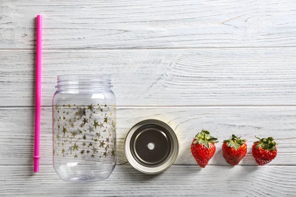 Boş mason kavanoza çilek ile 