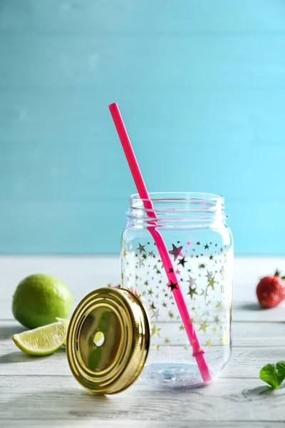 Lege mason jar met rietje — Stockfoto