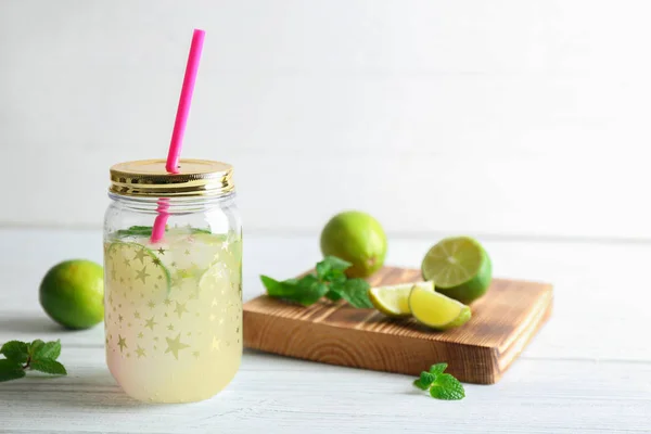 Lime lemonade in mason jar — Stock Photo, Image