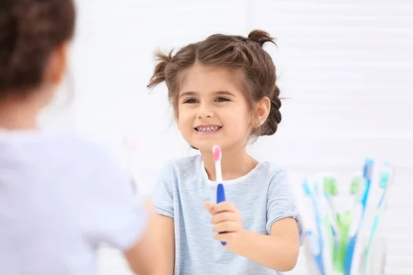 Engraçado menina escovar dentes — Fotografia de Stock