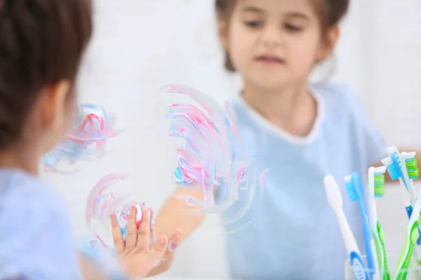 Little girl smearing toothpaste — Stock Photo, Image