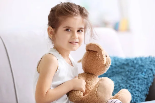 Смешная маленькая девочка с игрушкой — стоковое фото