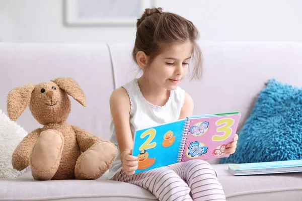 Graciosa niña leyendo libro — Foto de Stock