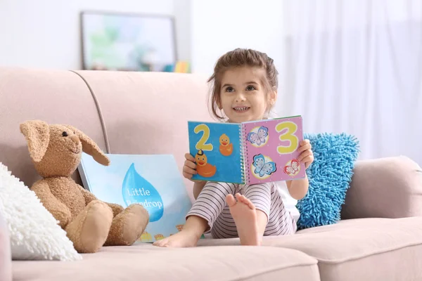 Rolig liten flicka läsa bok — Stockfoto