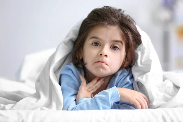 Linda menina deitada na cama — Fotografia de Stock