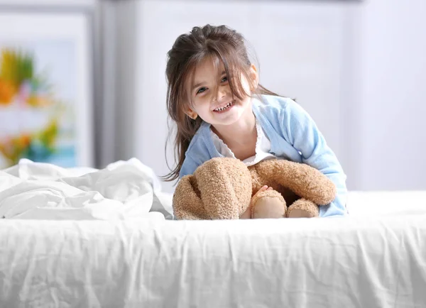Rolig liten flicka med leksak — Stockfoto
