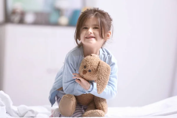 Смешная маленькая девочка с игрушкой — стоковое фото